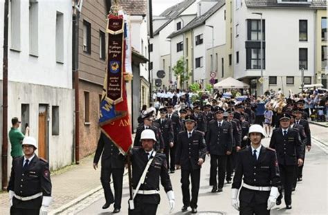 Umzug in Freiberg am Neckar: Feuerwehren aus dem .